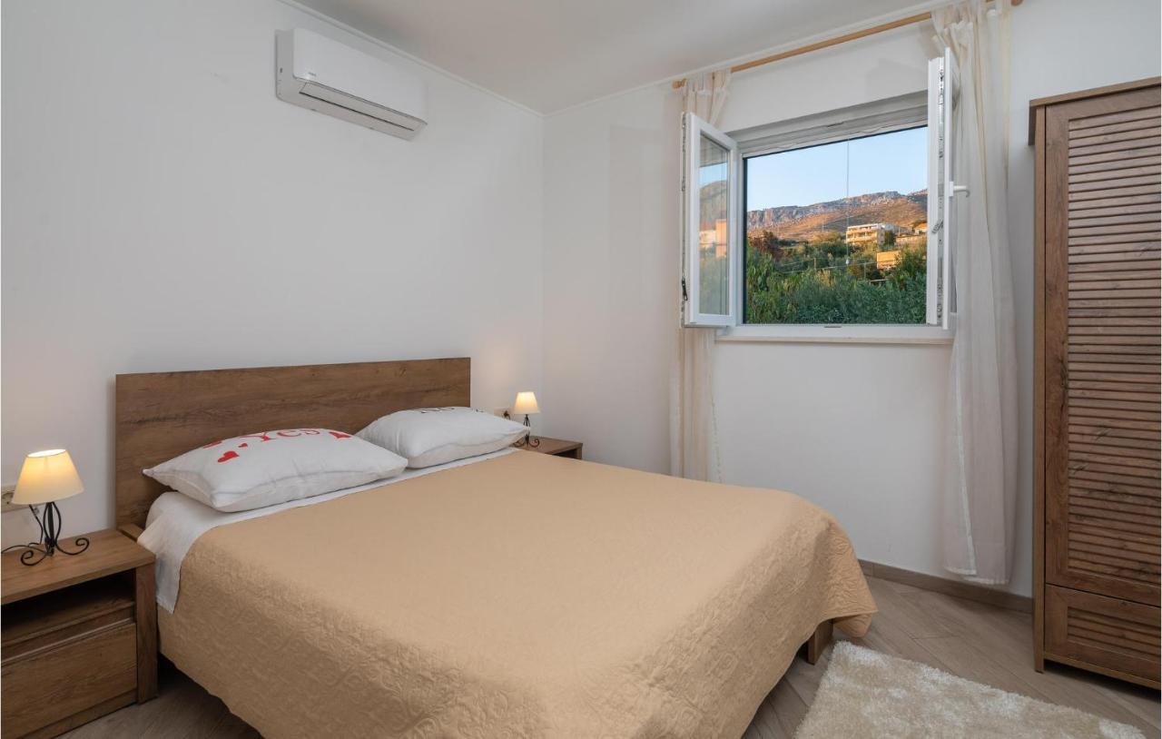 Cozy Home In Zrnovnica With Wifi Extérieur photo