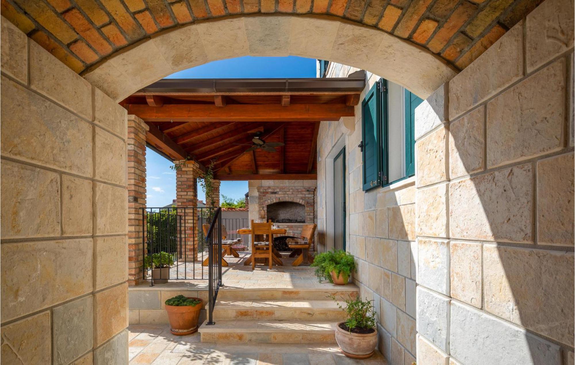 Cozy Home In Zrnovnica With Wifi Extérieur photo