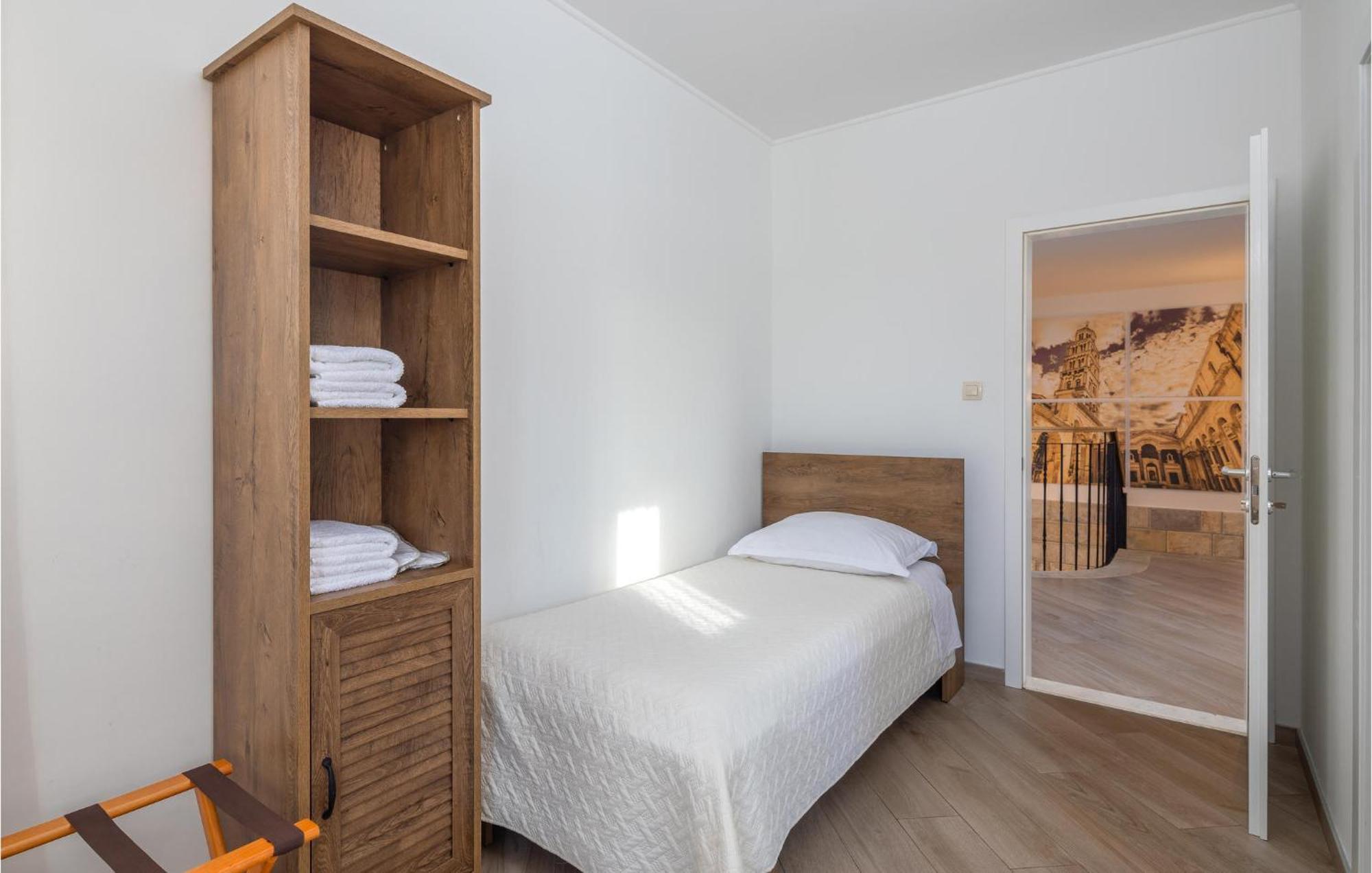 Cozy Home In Zrnovnica With Wifi Extérieur photo