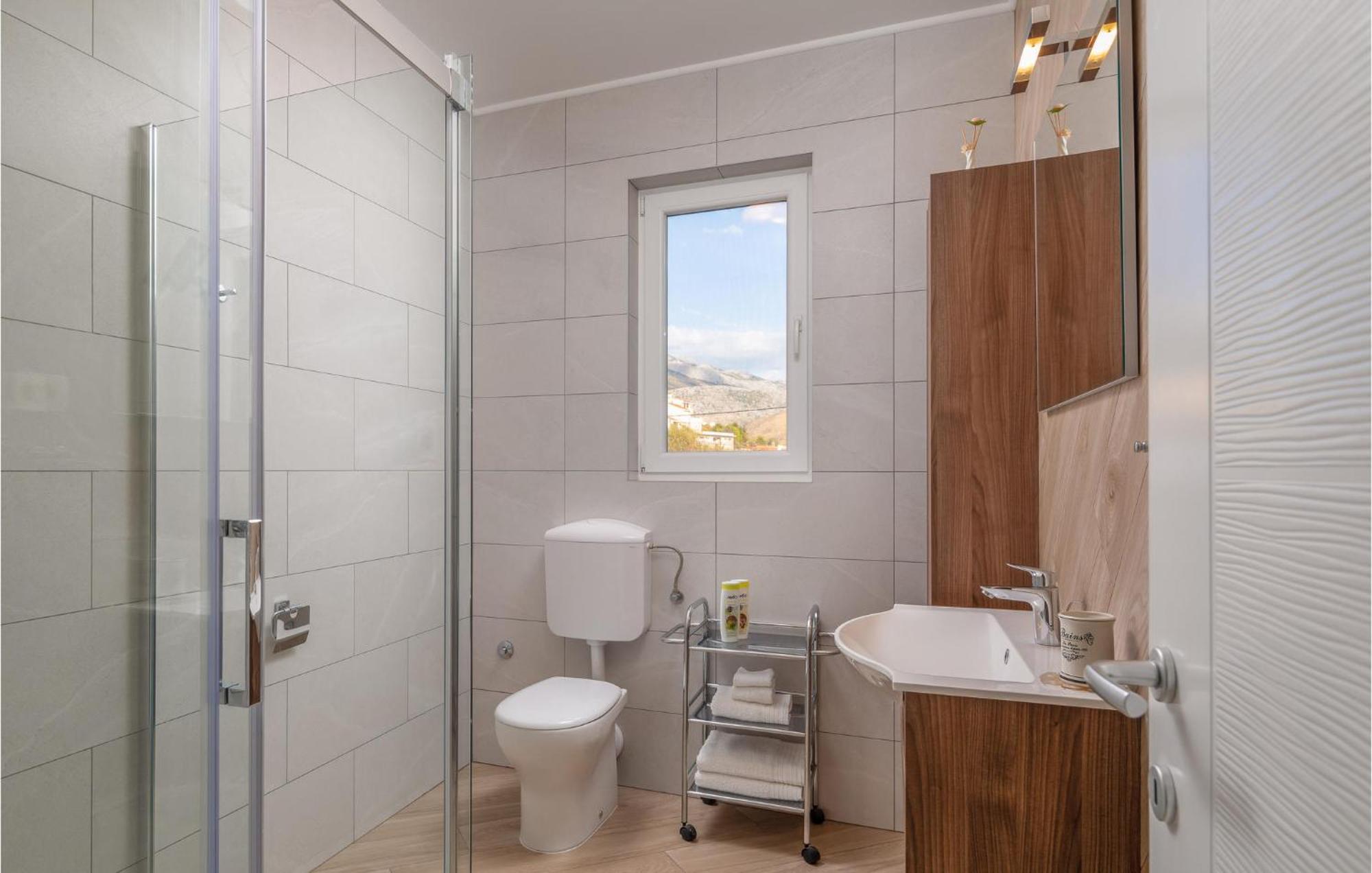 Cozy Home In Zrnovnica With Wifi Extérieur photo
