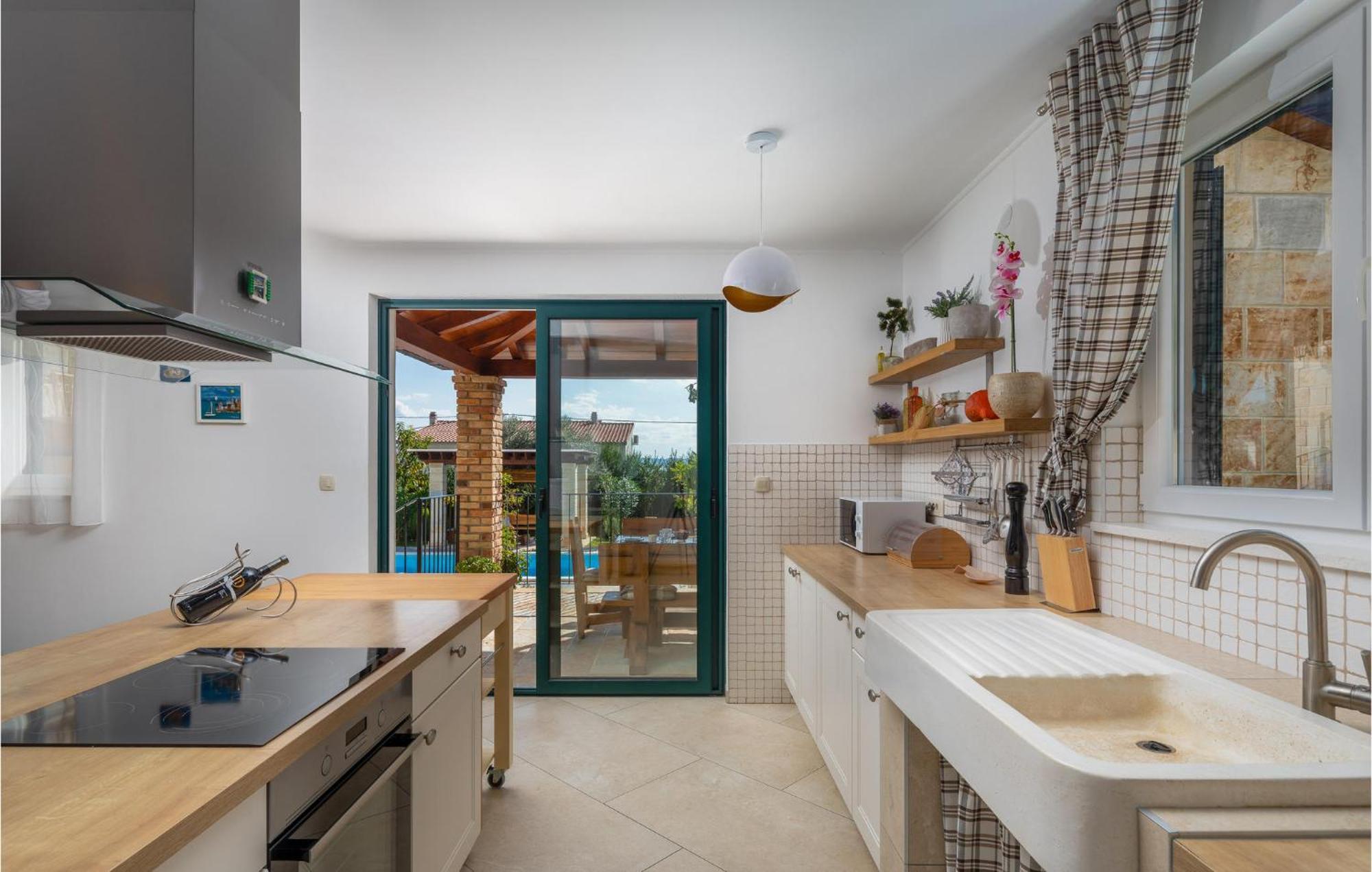 Cozy Home In Zrnovnica With Wifi Extérieur photo