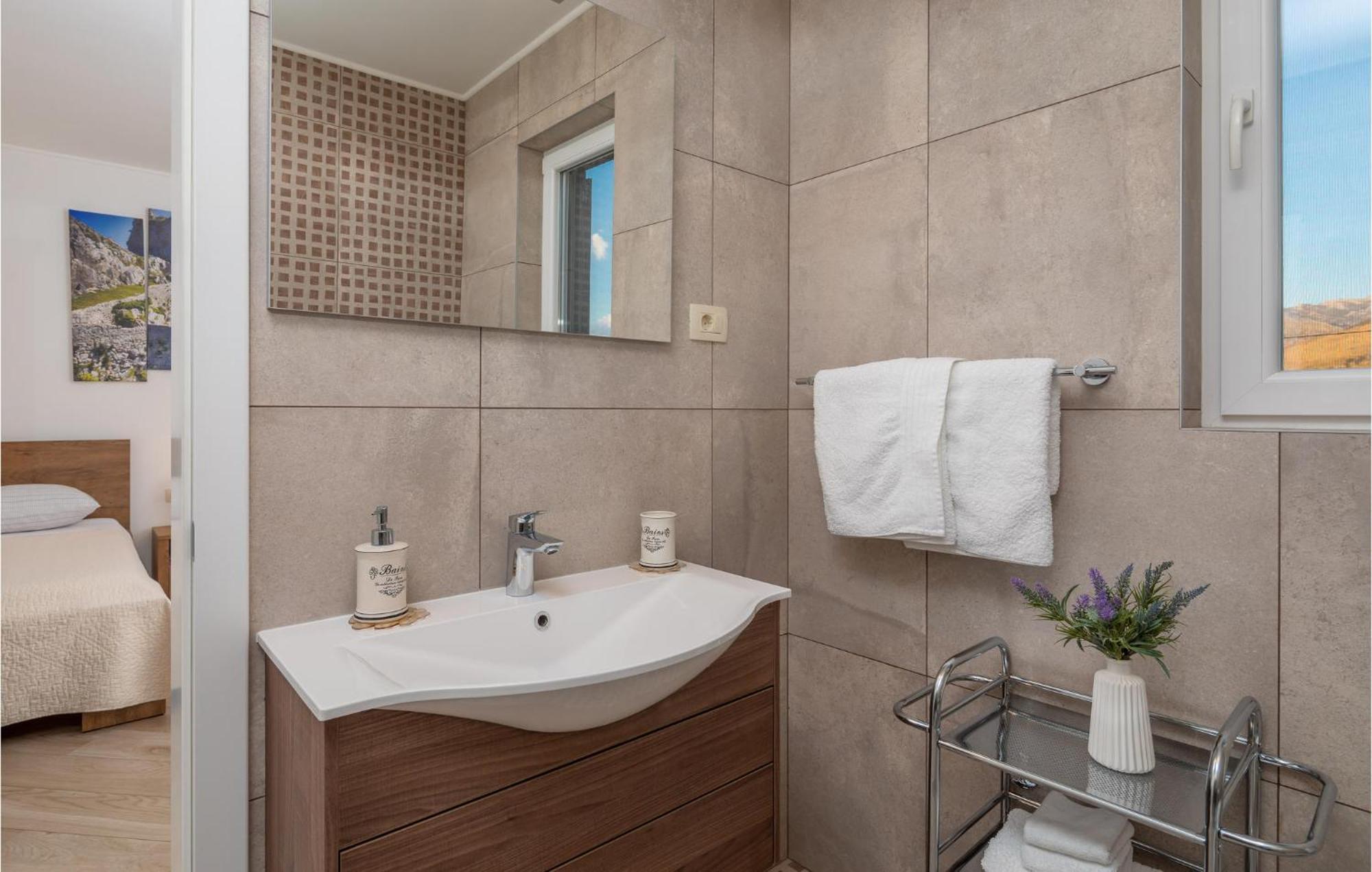 Cozy Home In Zrnovnica With Wifi Extérieur photo
