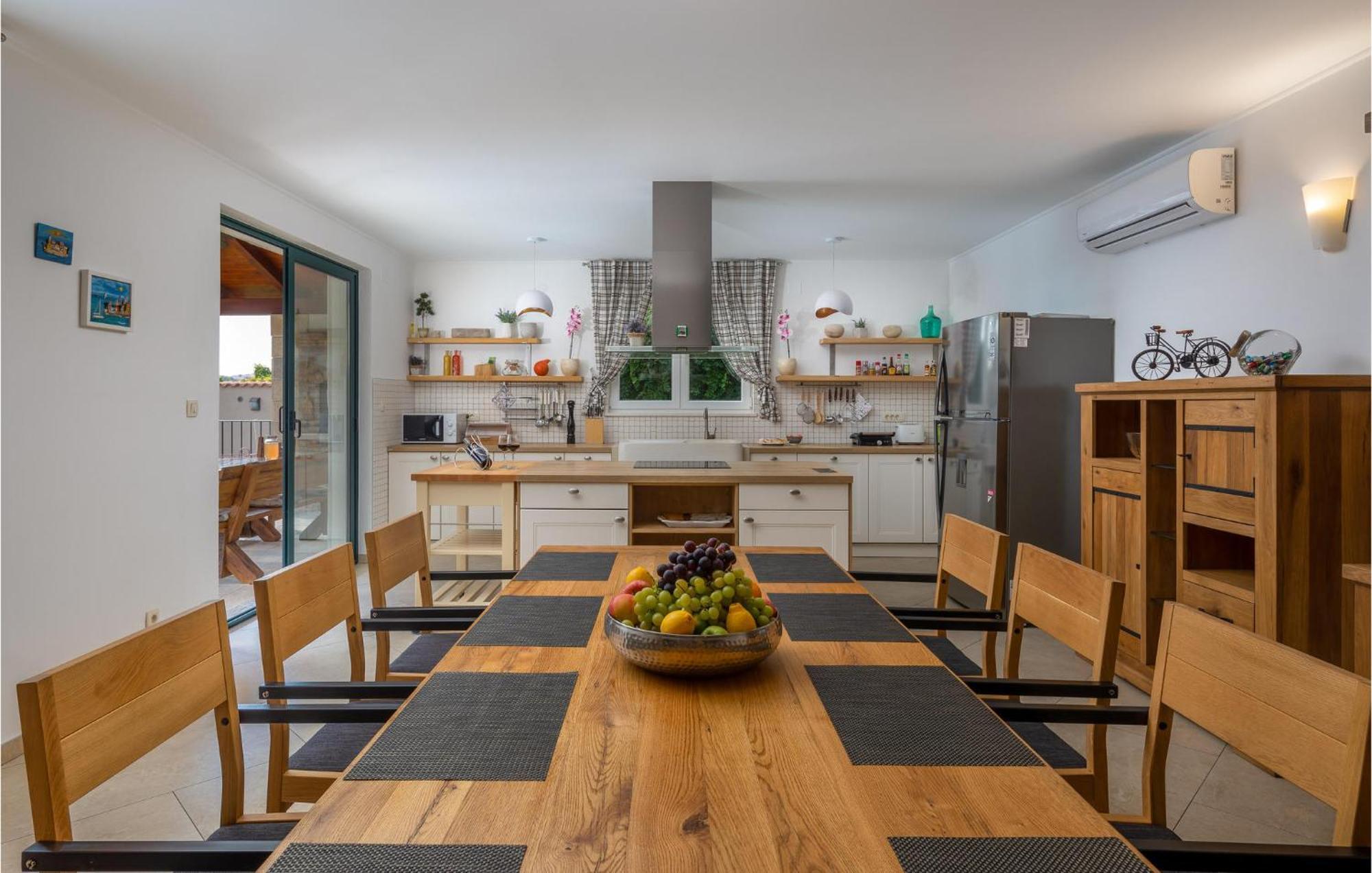Cozy Home In Zrnovnica With Wifi Extérieur photo