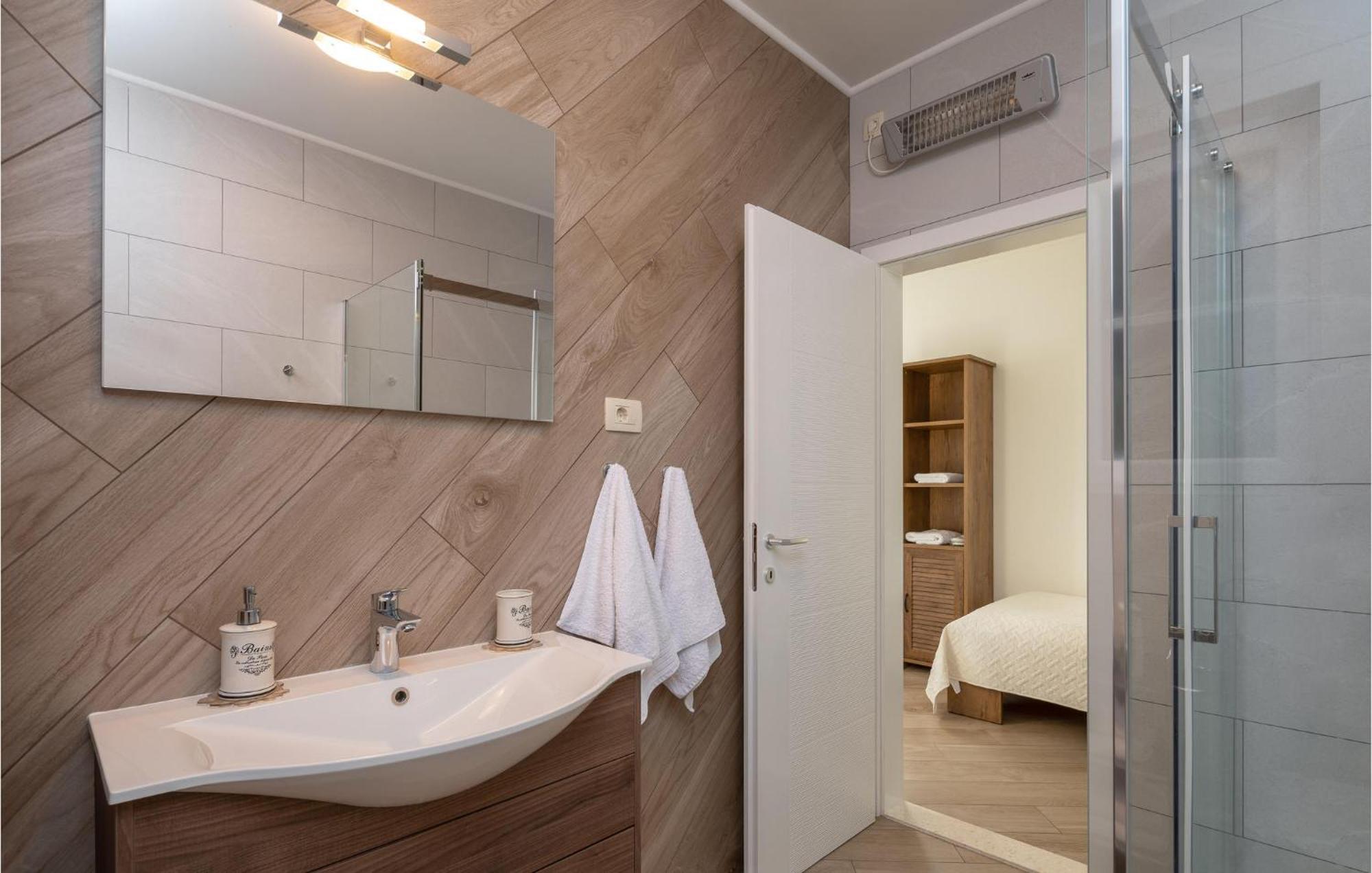 Cozy Home In Zrnovnica With Wifi Extérieur photo