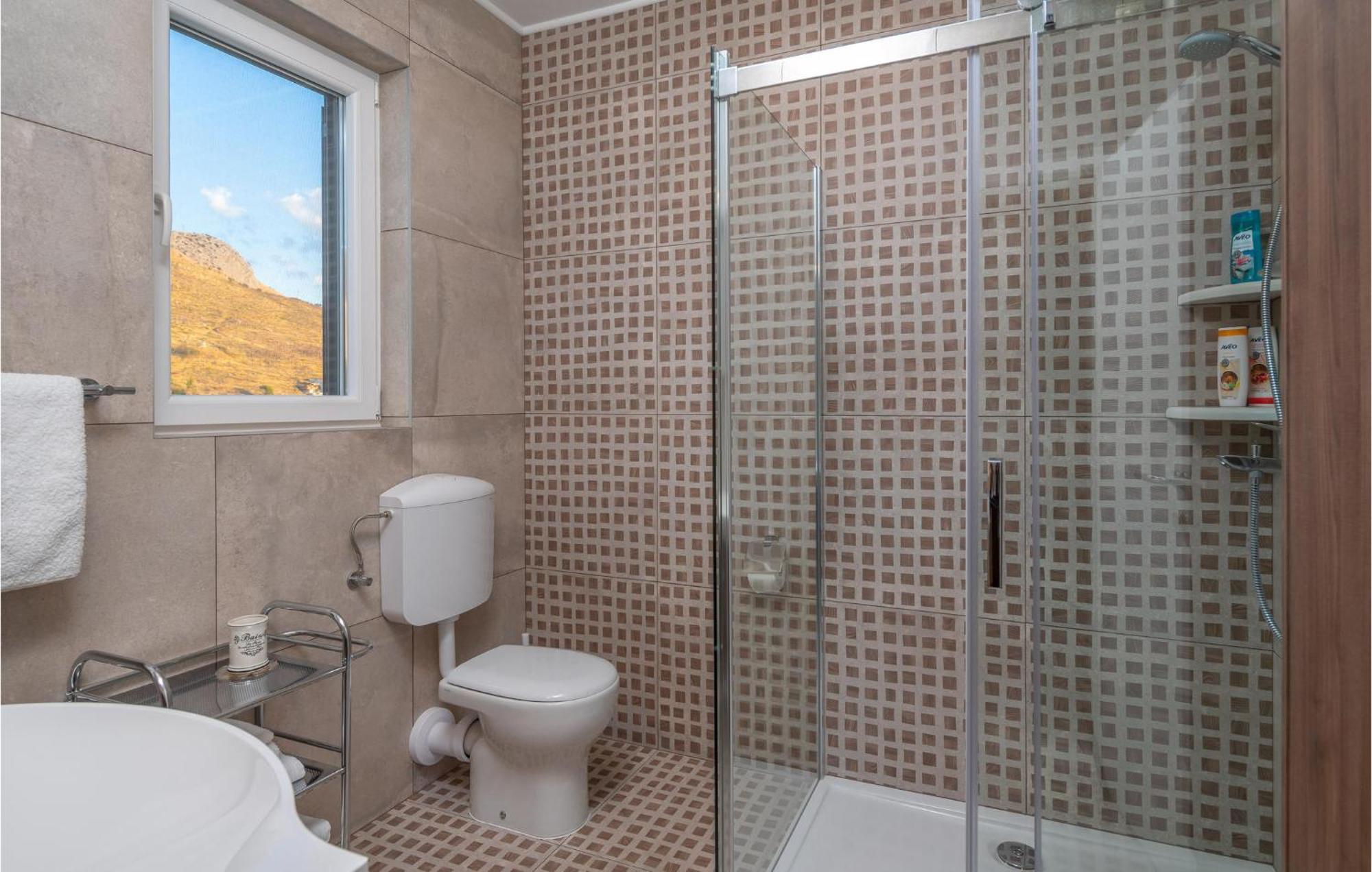 Cozy Home In Zrnovnica With Wifi Extérieur photo
