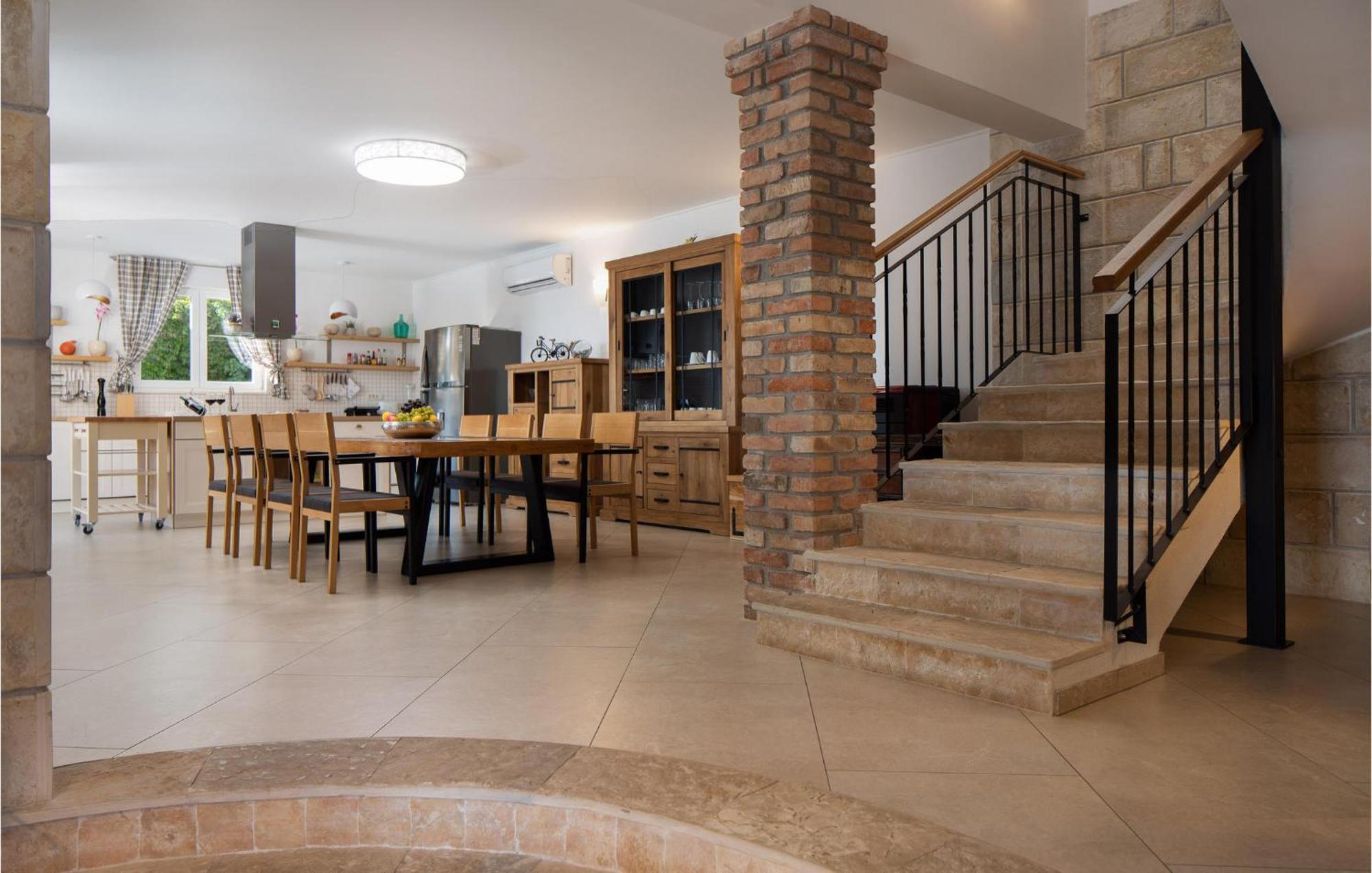 Cozy Home In Zrnovnica With Wifi Extérieur photo
