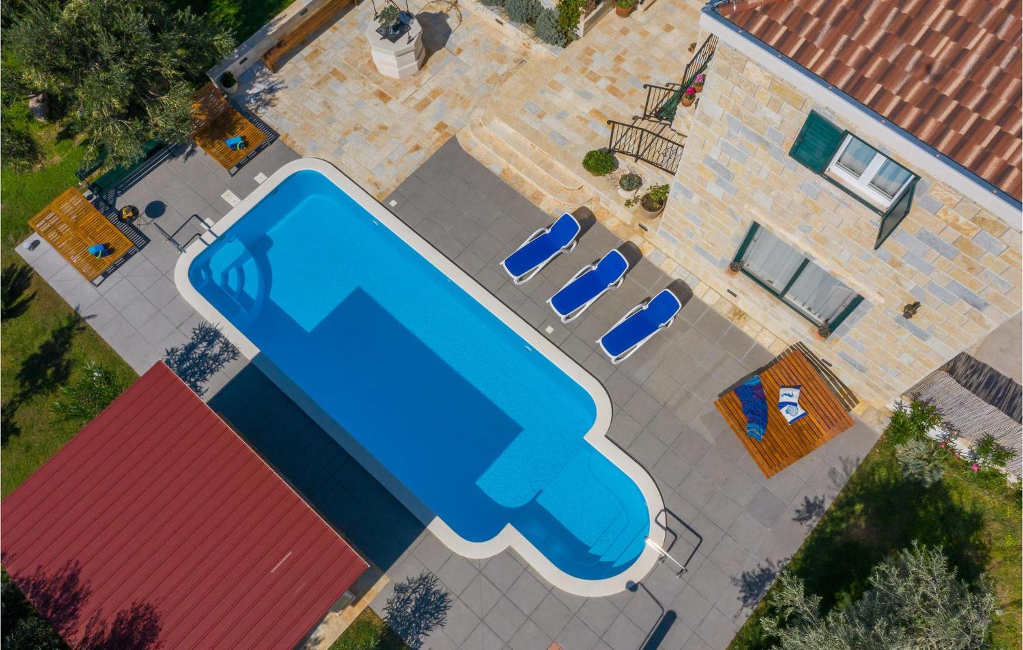 Cozy Home In Zrnovnica With Wifi Extérieur photo