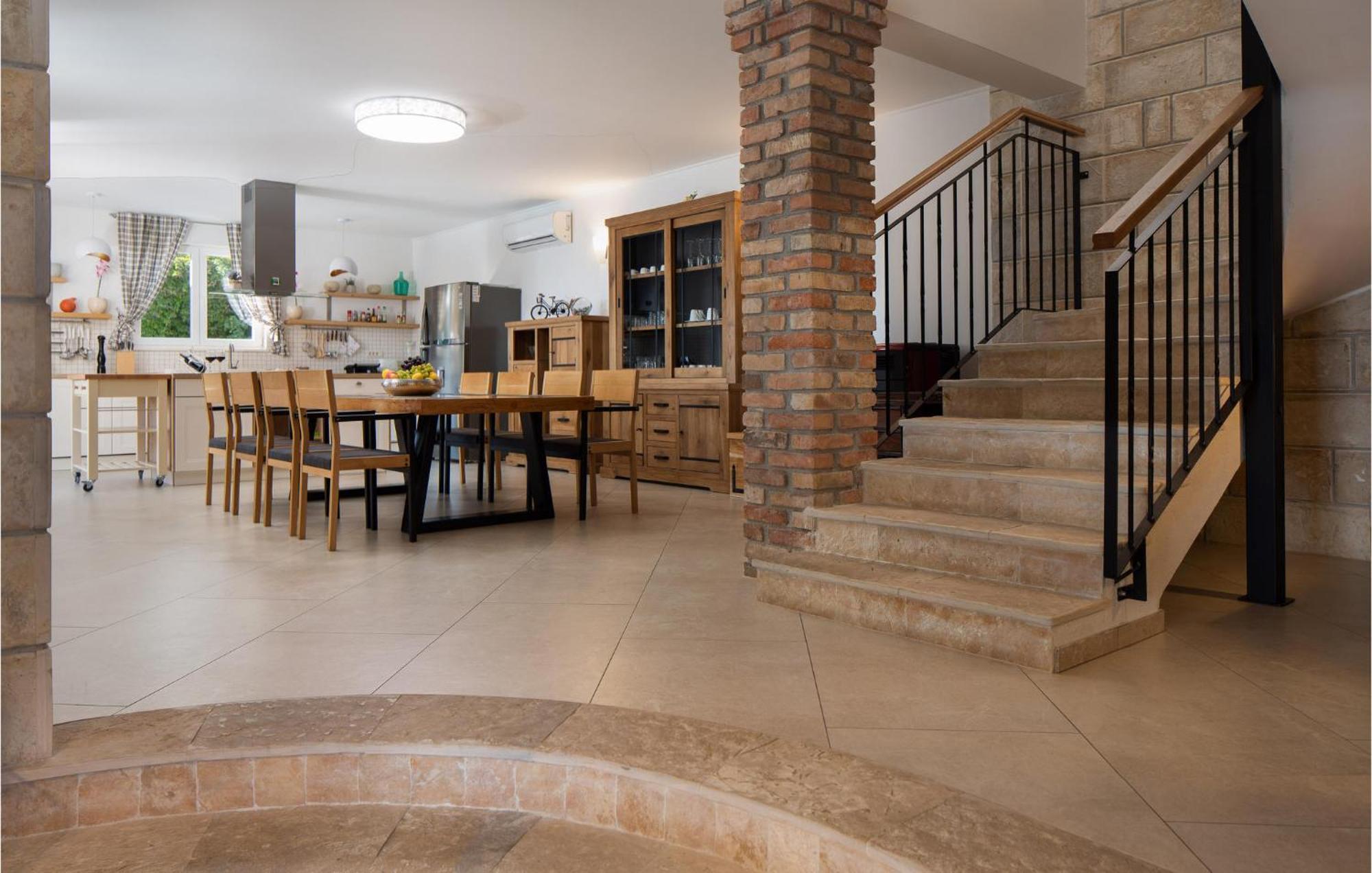 Cozy Home In Zrnovnica With Wifi Extérieur photo